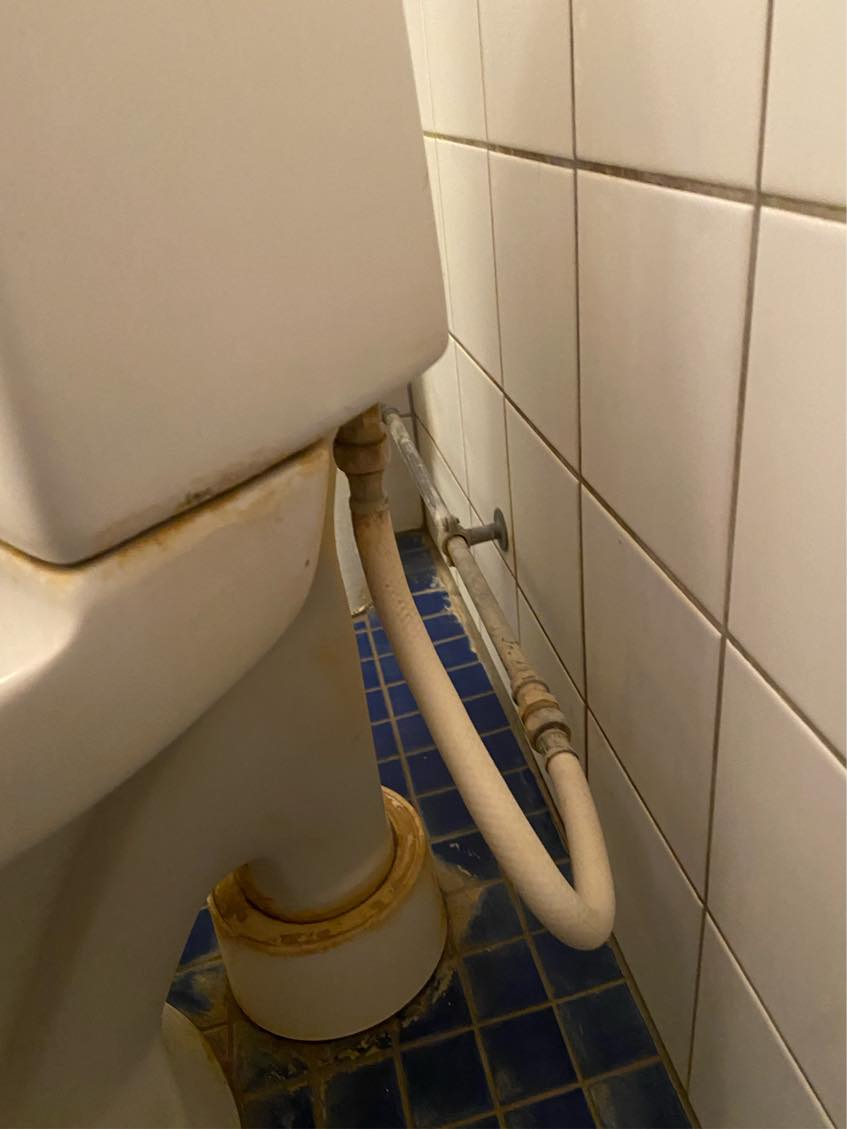 Fjerne og afproppe toilet