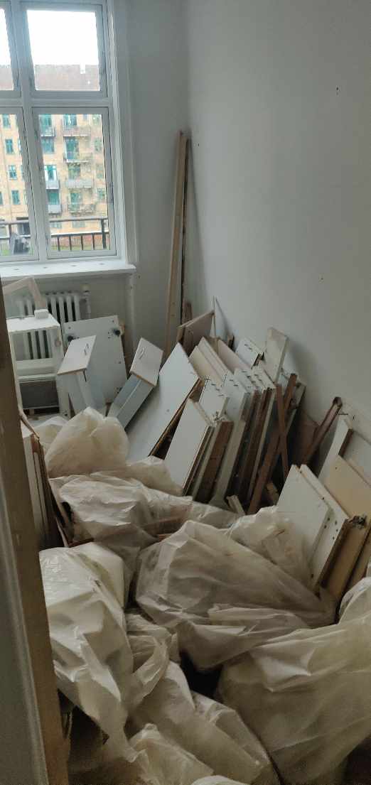 Bortskaffelse af byggeaffald. Fra 4 sal uden elevator.