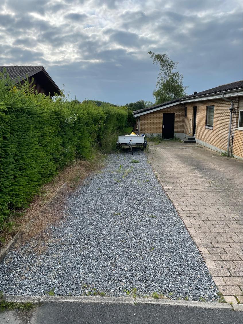 Hjælp til at fjerne ukrudt i indkørslen