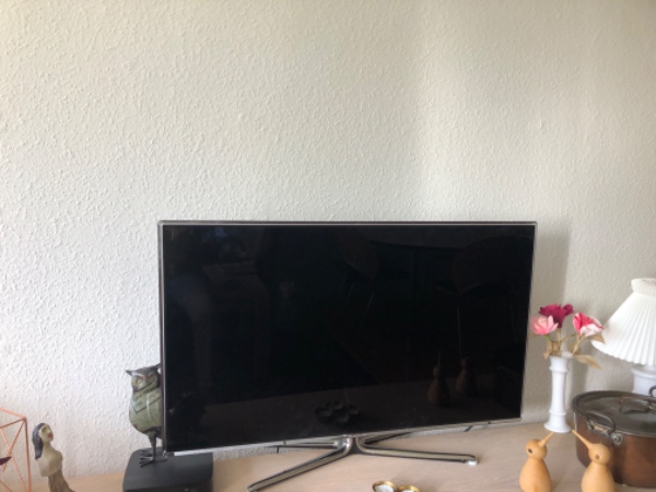 TV vægbeslag sættes på væg