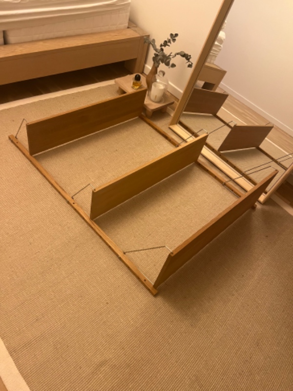 Opsætning af to gardinstræner og en lille hylde