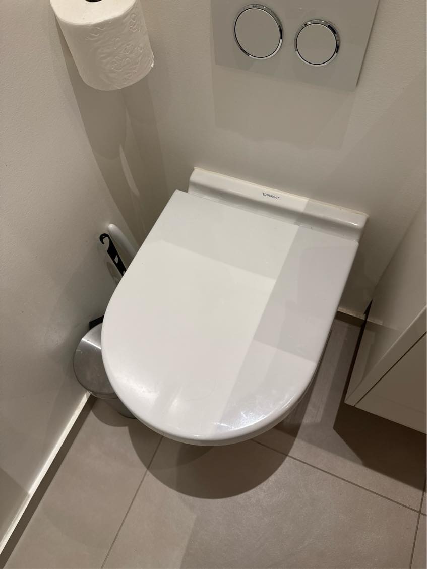 Påsætte toiletbræt
