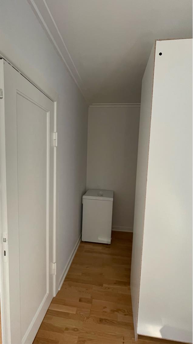 Skal have sat gipsvæg op bag skab, samt en dør i forlængelse