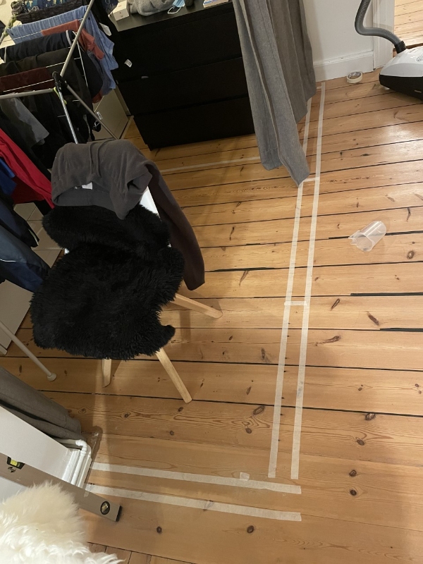 Skillevæg med skydedør og vindu