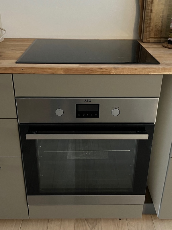 Installering af nyindkøbt ovn og kogeplade. Der er installeret dåse til tilslutning.