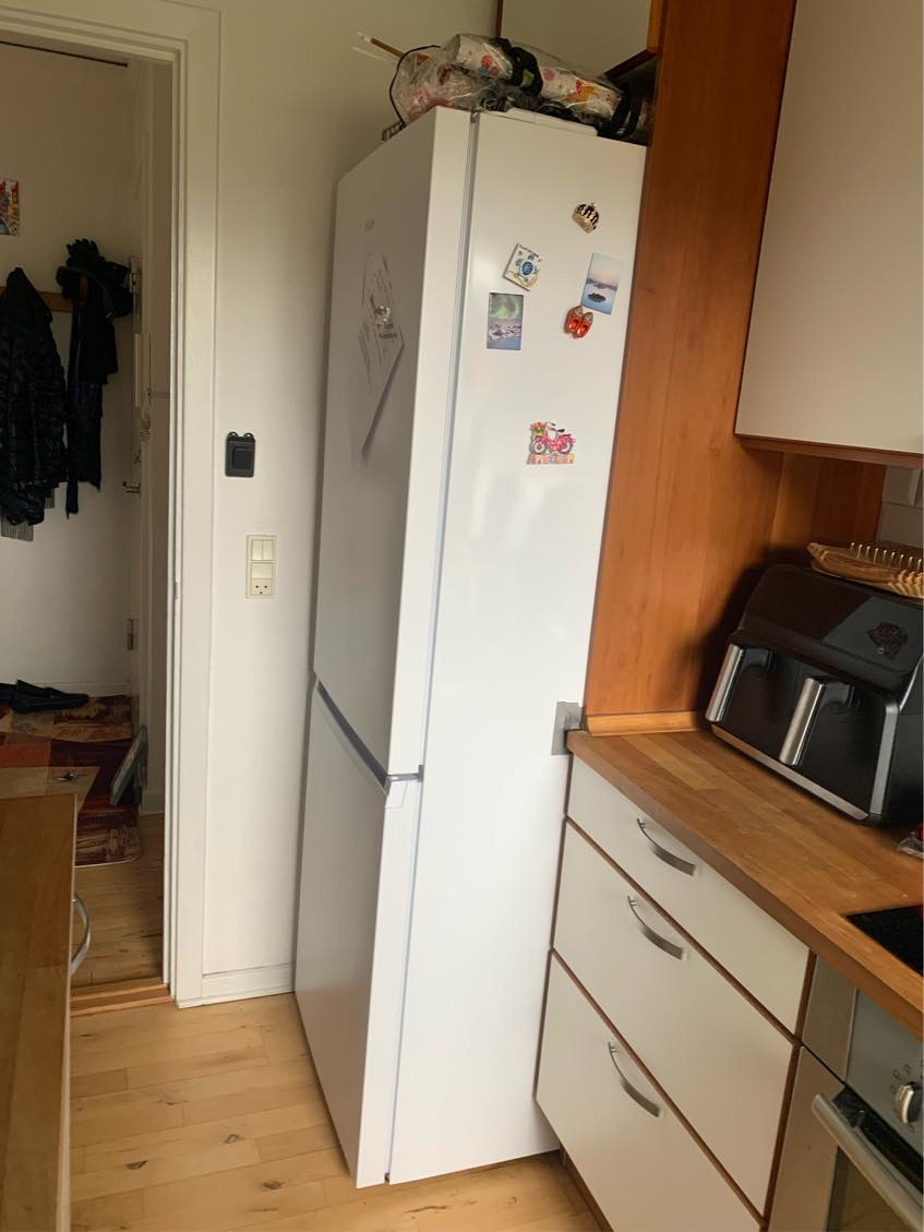 Køleskab skal på plads i skabsløsning der er lidt for lille