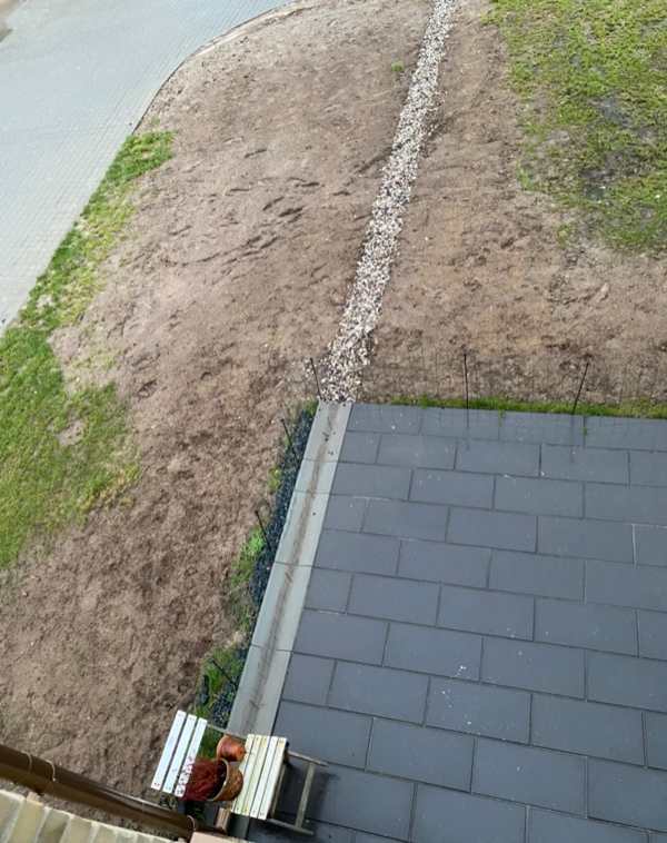 Et hegn sat op- halvt hegn da naboen har sat op i deres side se billede