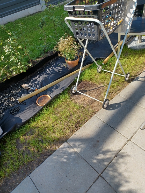 Lagt ca 5-6 m2 fliser ,græs fjernes samt 4 huller graves til stolper