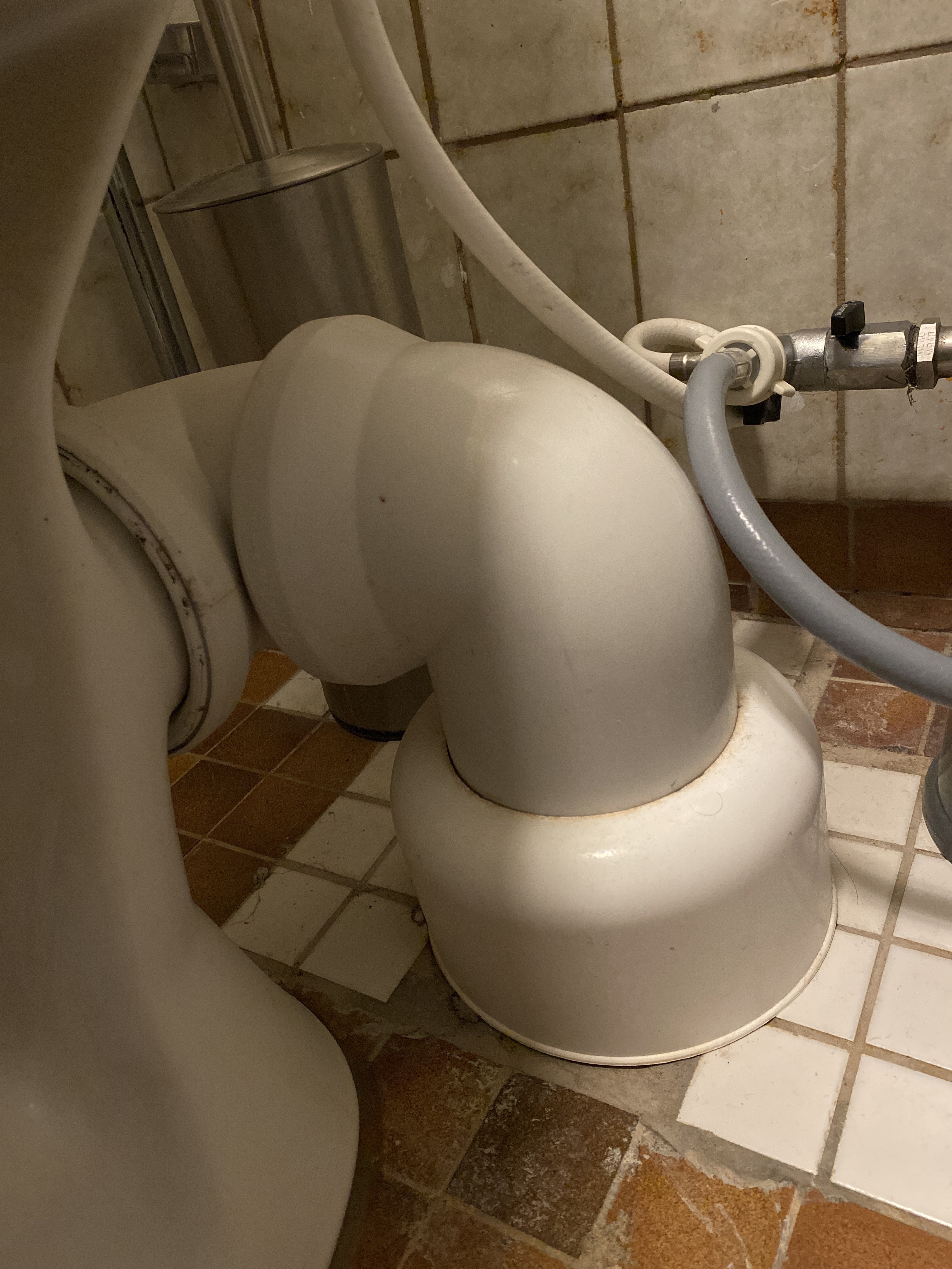 Udskiftning af toilet incl. toilet (kort model med s-lås), montering og bortskaffelse af gammelt toilet