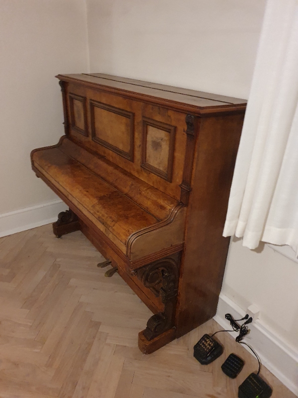 Rykke et klaver fra et rum til et andet