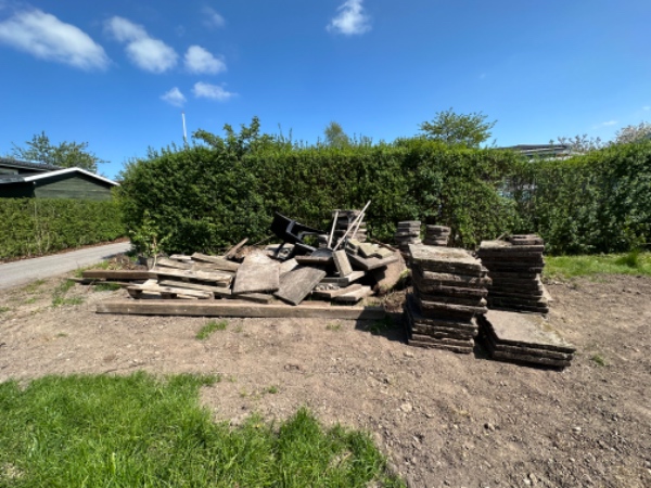 Afhentning af fliser, rødder m.m.