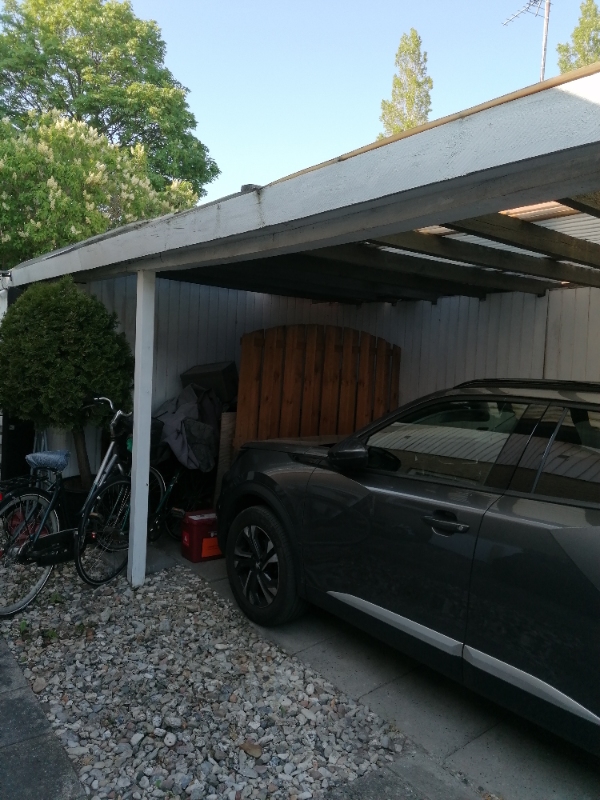 Tage trapezplader ned på carport og udhus og en lille overdækket i forlængelse af udhus, samt udski