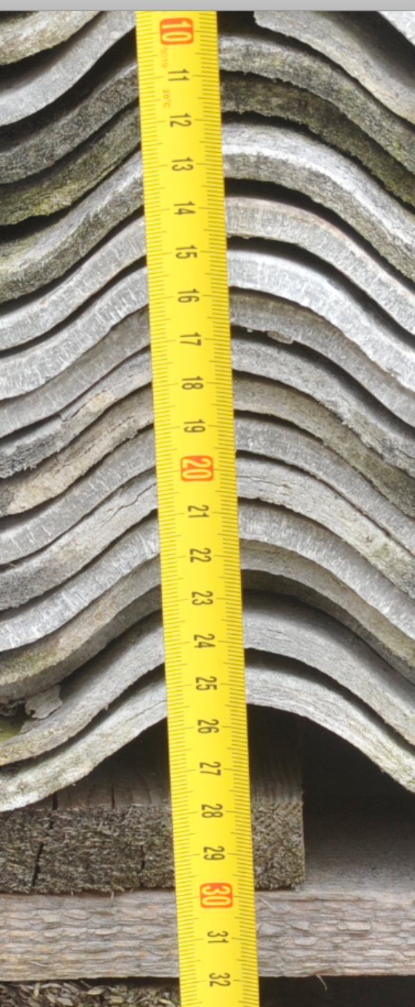 Fjerne gamle tagplader fra en bilgarage