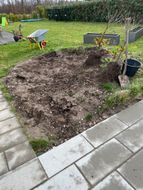 Hjælp til at flytte en bunke jord der skal på lossepladsen