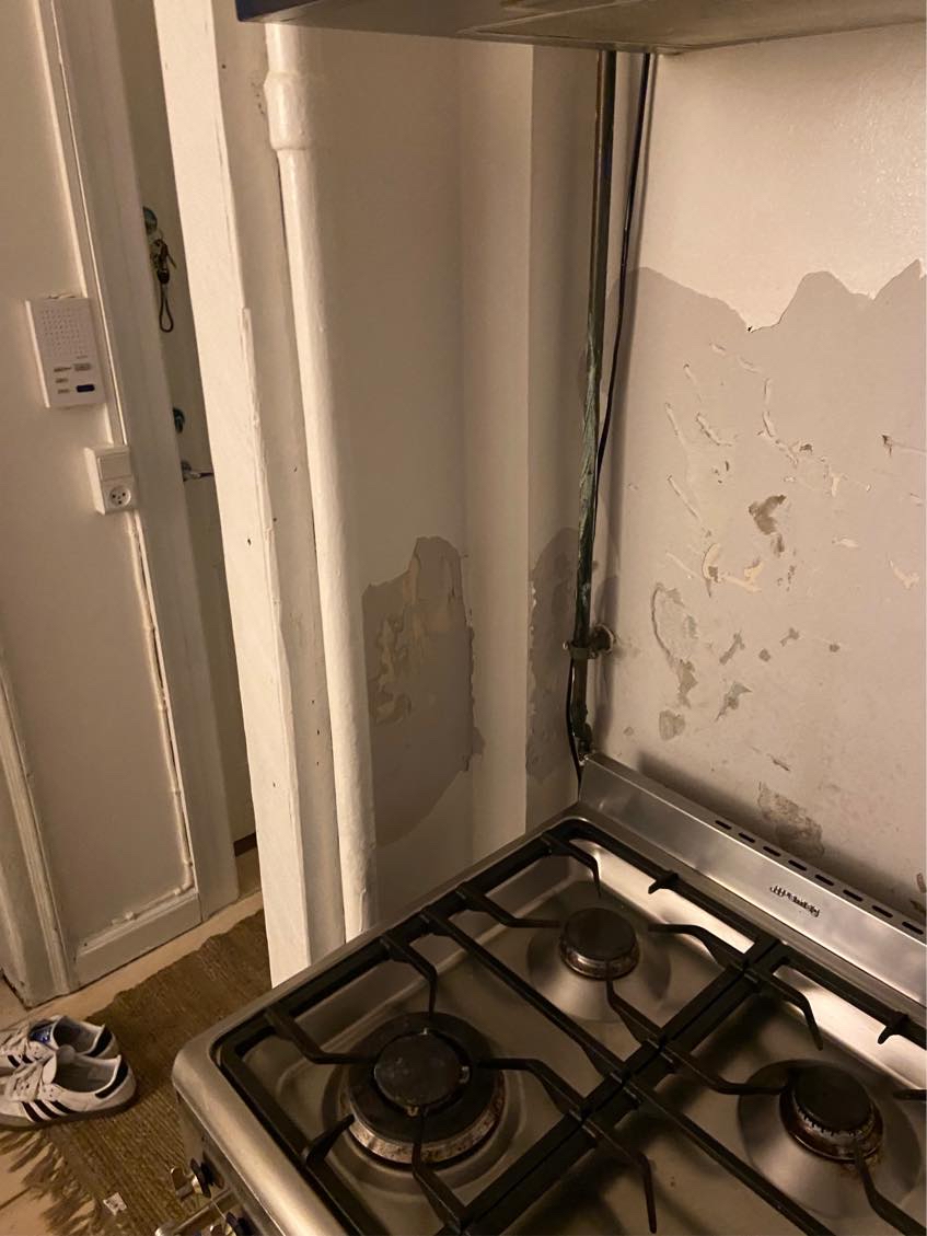 Opsætning af fliser bag komfur