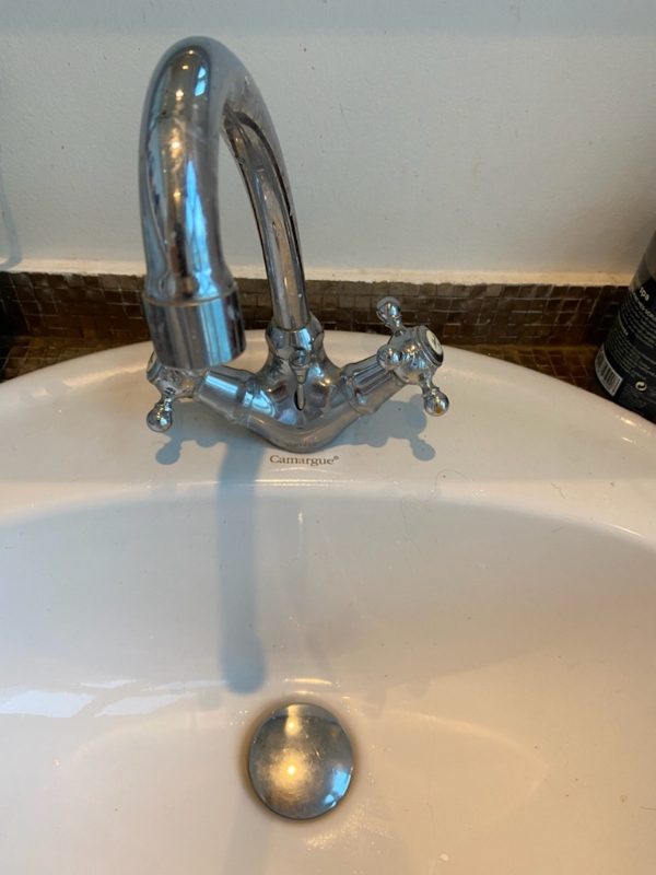 vvs arbejde på badeværelse - ny vandhane samt afkalkning af toilet