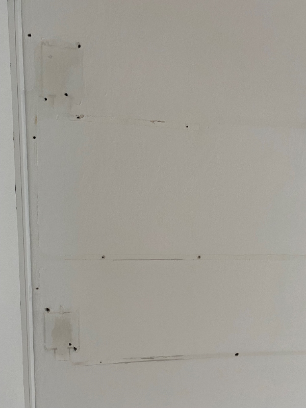 ophængning af neonskilt og stor plakat fra loftet. Ophængning af 2 billeder. Lapning af huller.