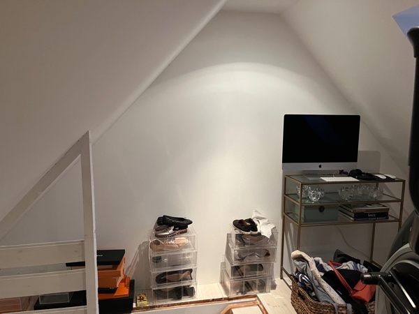 bygget hylder på endevæg på loft