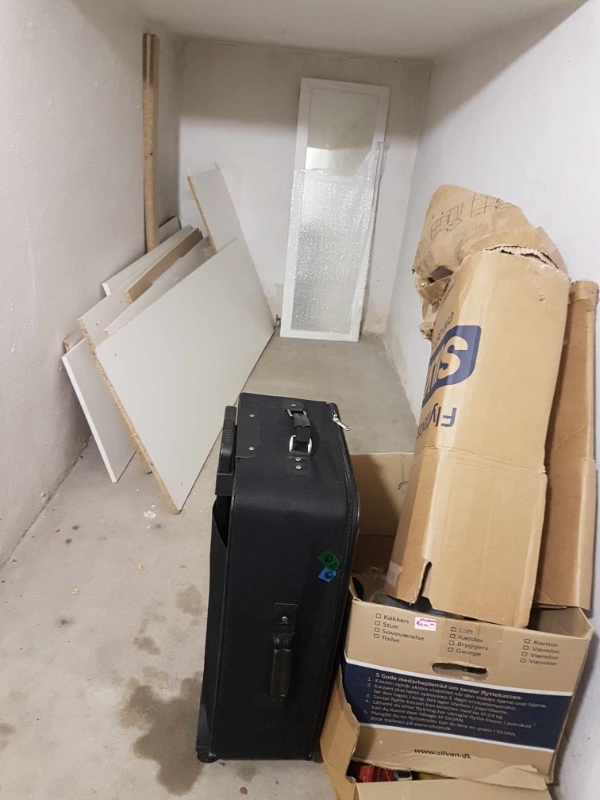 Fjerne et glasskab fra 1 sal og et tøjskab plus et par små ting fra kælder, det hele skal til affald