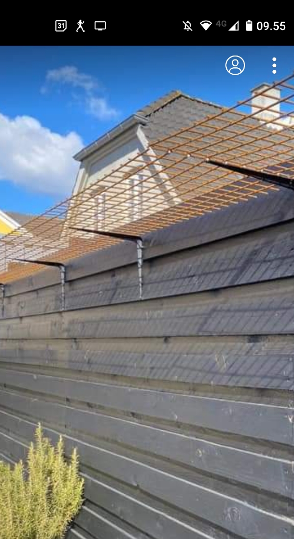 Katteindhegning af have med trådhegn og stolper langs hækken samt et hegn med låge