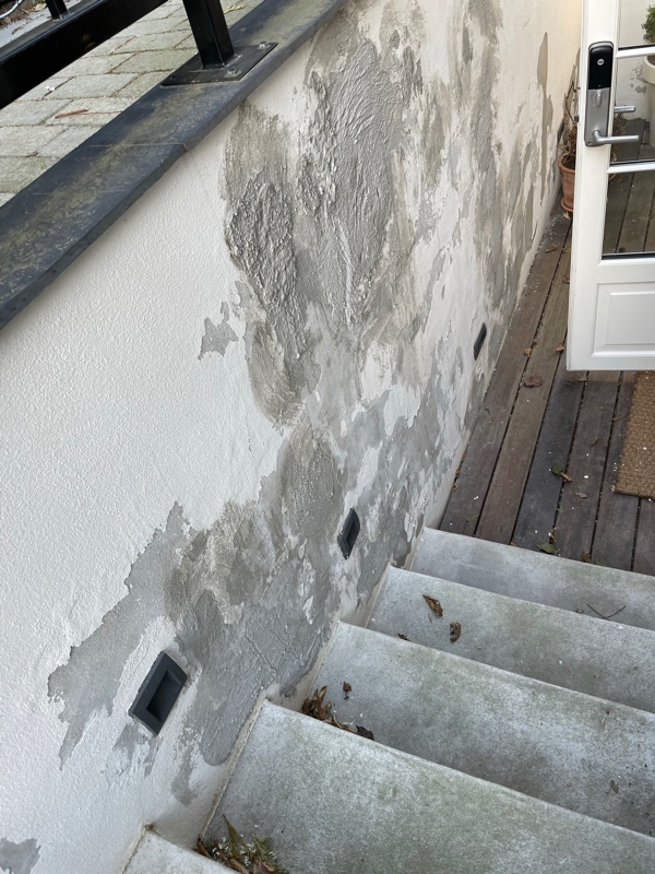 Rep af udendørsvæg ved kælder trappe