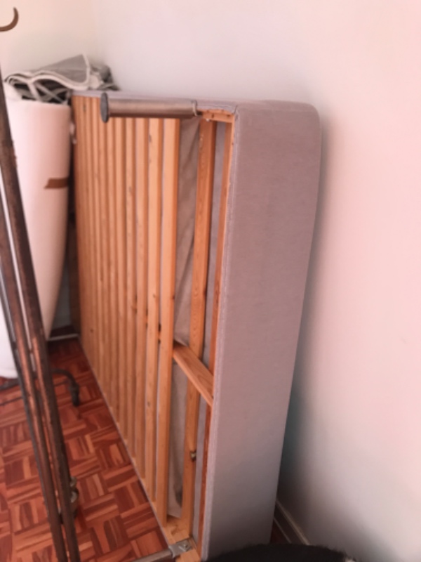 2 reoler og en madras fra 1 sal til storskrald i gården