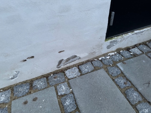 Småreparationer af weber pudset væg udendørs efter fliselægning og tilsvarende småreparationer indendørs efter flytning af trappe.