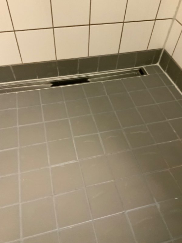 Fuget nye silicone fuger i badeniche.