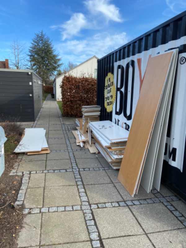 Kørt gamle skabe på genbrugspladsen