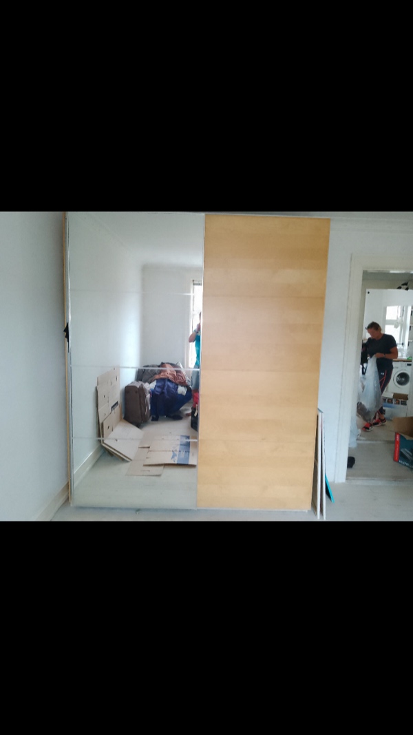 Flyttet garderobeskab. Skabet er skilt ad og skal flyttes fra København Ø til København NV.