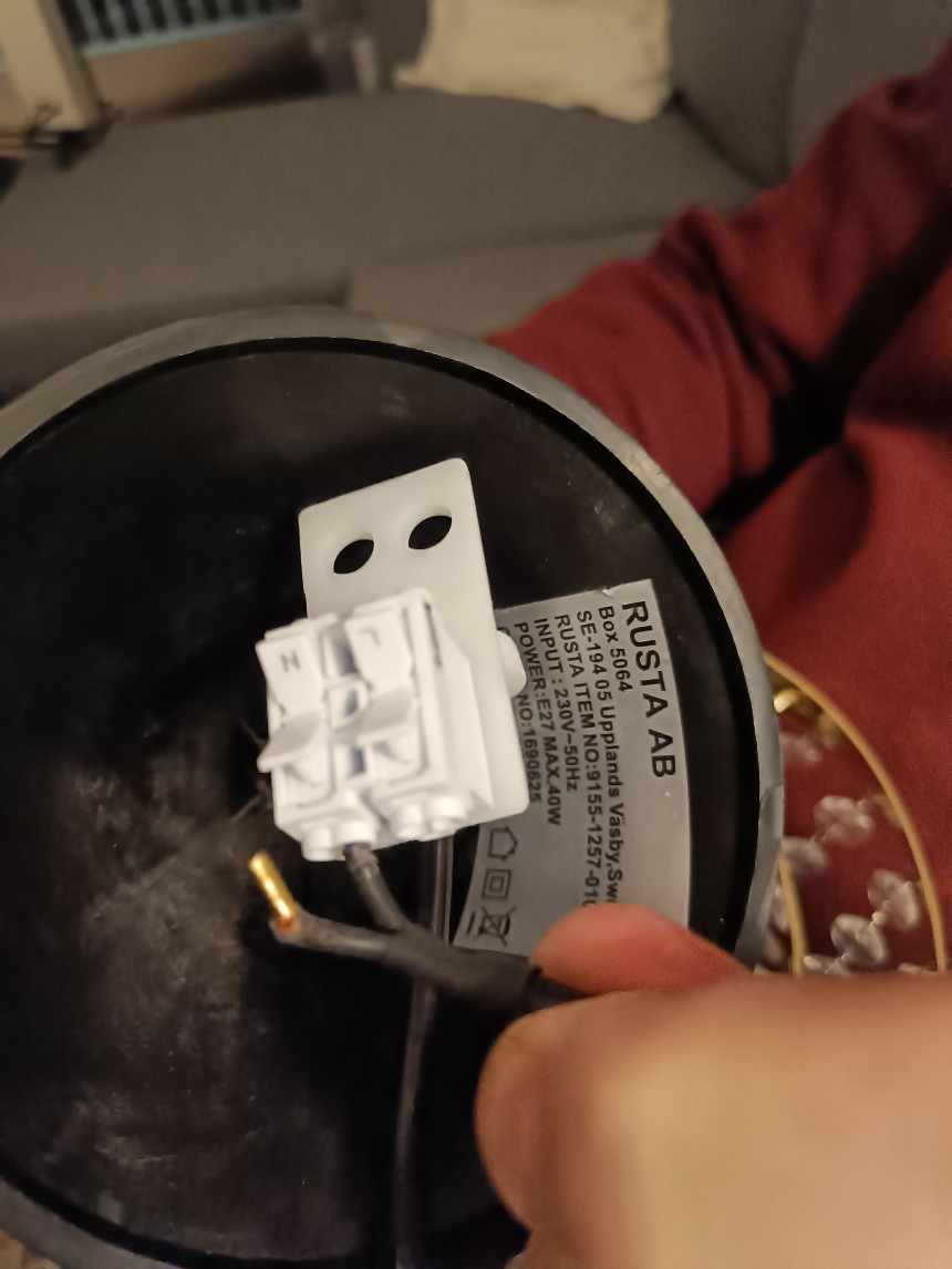 Ophængning af loftlamper x4, en hylde og et spejl