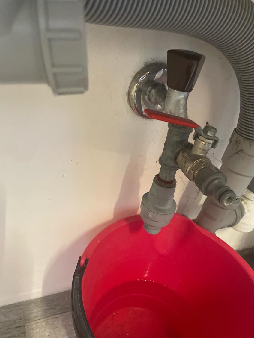 Hane til vaskemaskine under vask drypper