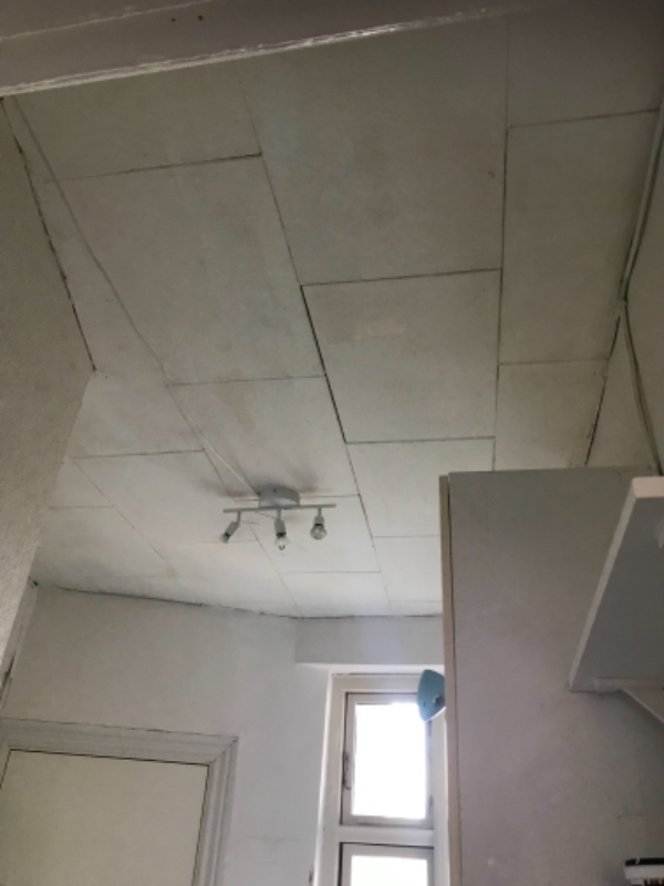 Nedtagning af loftplader af Celotex/masonit i køkken. Ca 5-6 km2