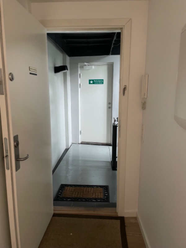 Afhentning og bortskaffelse af amerikanerkøleskab