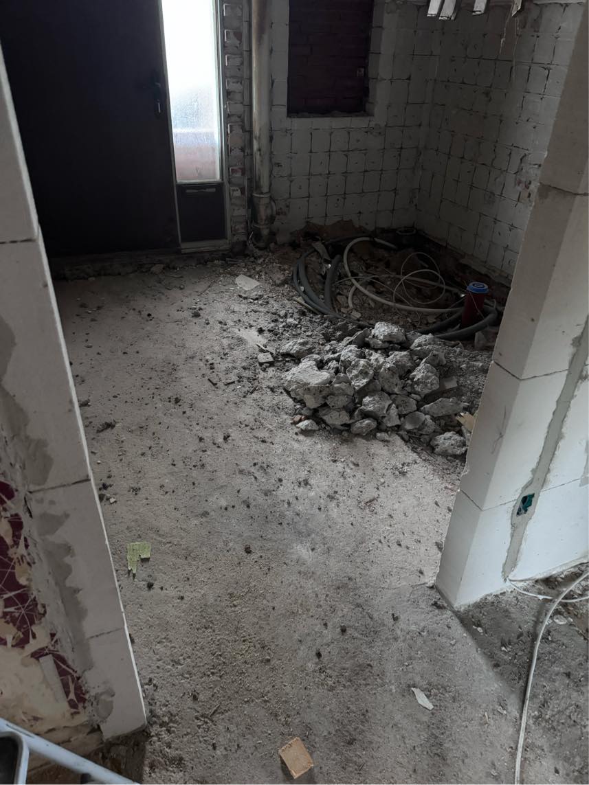 Fjerne loft i 2 rum og bortskaffe affald