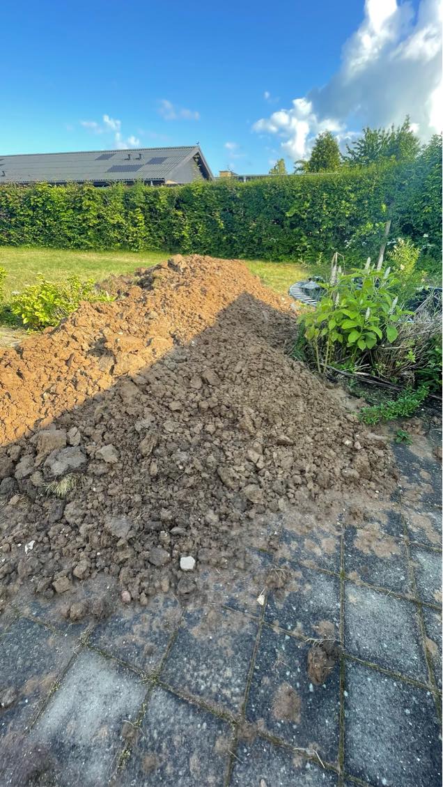 Hjælp til bortførsel af jord (mand med trailer) Jeg hjælper med.