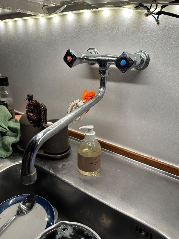 Toilet som løber og skiftning af pakninger i 5 vandhaner