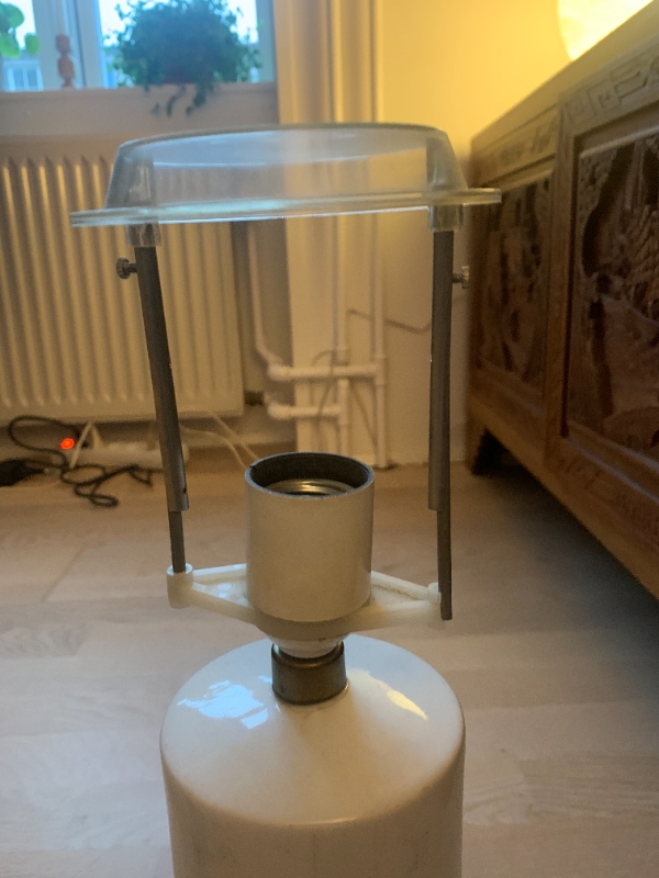 2 "antikke"  bordlamper - De har begge fatninger med omløbsring, der sidder løst. De skal strammes