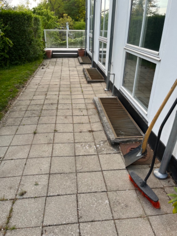 23 m2 fliseterrasse som er skæv skal rettes