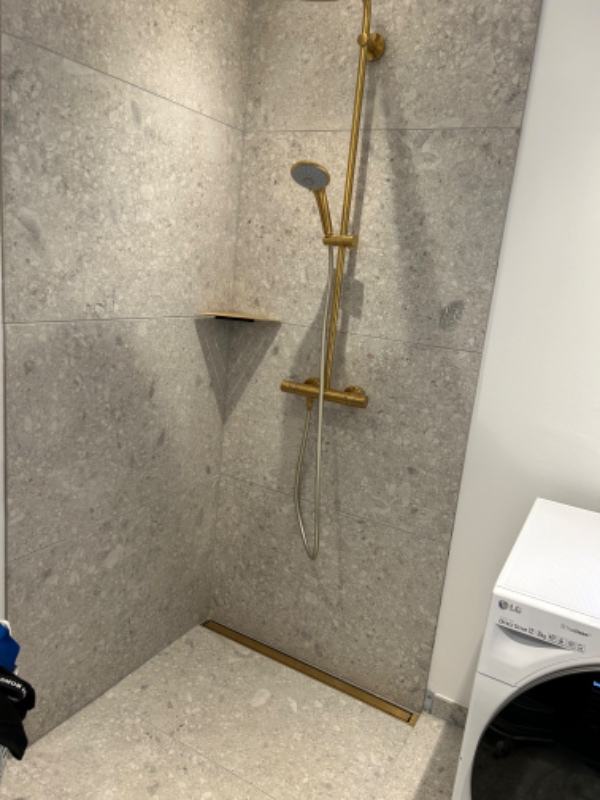 Glasbrusevæg med messingdetaljer