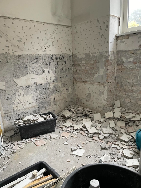 kørelse af nedtaget gamle fliser til storskrald