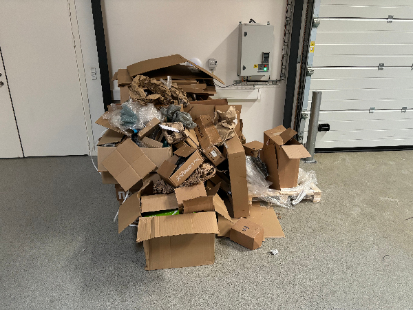 Afhentning af pap og plast til affald