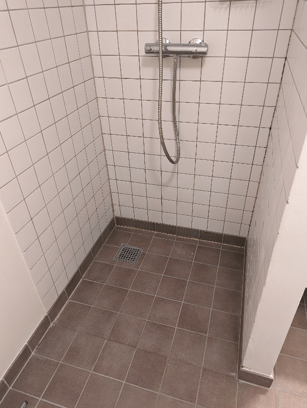 Mindre opgave - udskiftning af silikonefuger i to brusenicher