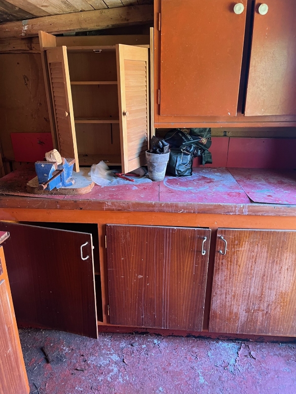 Nedrivning og bortfjernelse af skur