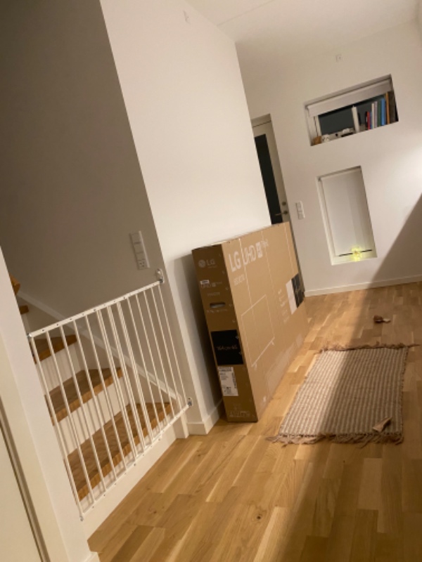 Tv hænges op i beslag væg beton