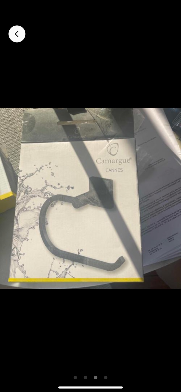 Montere badeforhæng, toiletholder, kroge samt væghængt tøjstativ