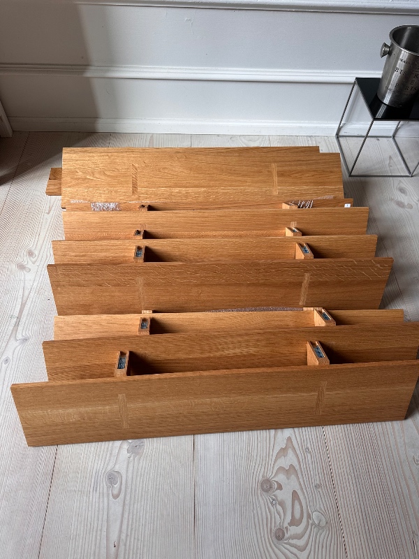 Opsætning af 3 Sorø Hylder fra FDB møbler samt opsætning af tre bogkasser.