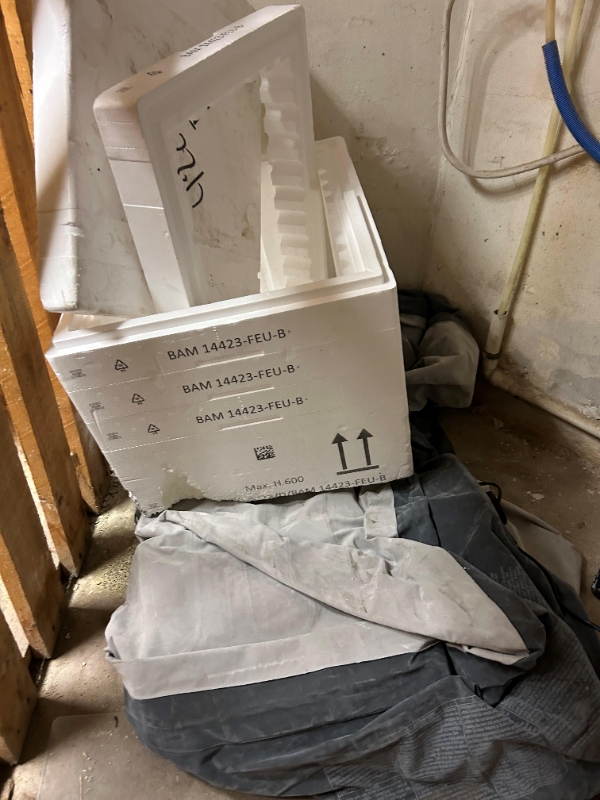 Fjernelse af sofa, bord, skab og skrald.