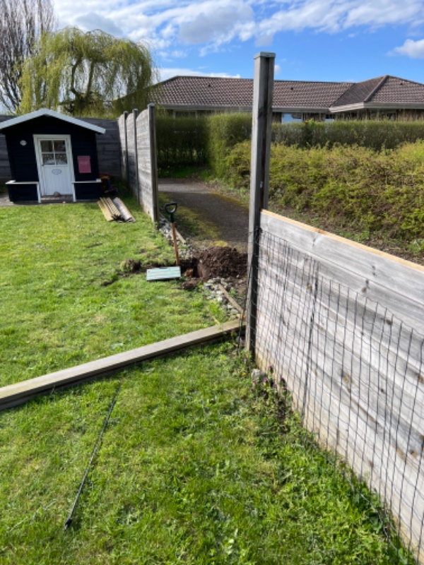 Opgravning af 2 stolper + montering af 2 nye