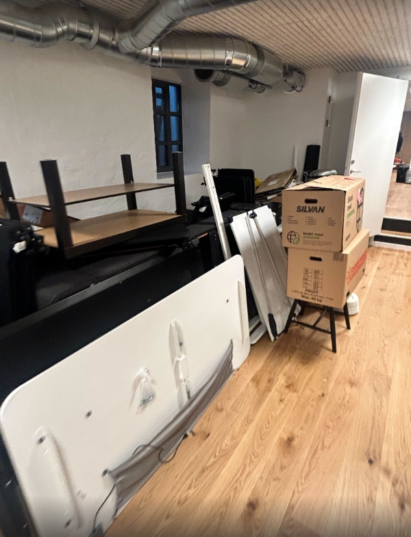 Afhentning af diverse kontorartikler + sofa